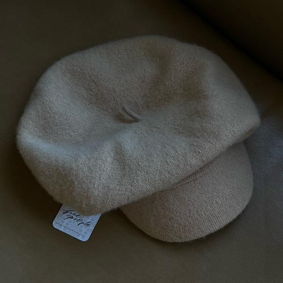NWT Free People 100% Wool Beige Tan Cream Beret - Picture 2 of 4